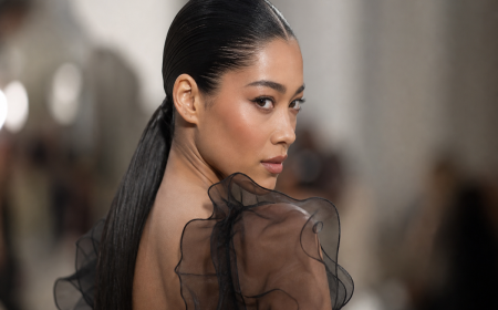 Cheveux gominés femme en arrière slick hair look glossy ponytail