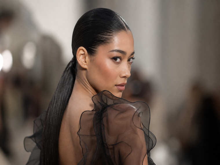 Cheveux gominés femme en arrière slick hair look glossy ponytail