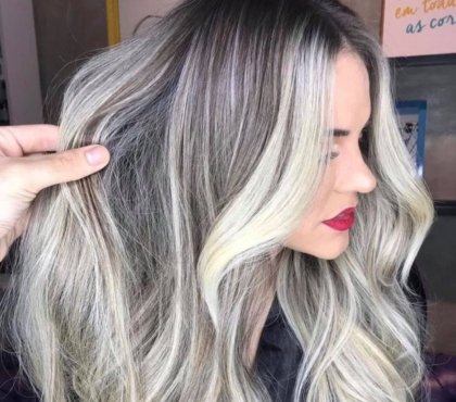 tendances capillaires balayage blond polaire sur brun cheveux longs ondulés