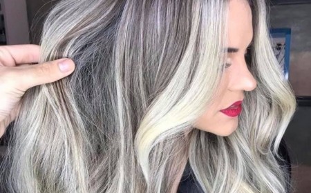 tendances capillaires balayage blond polaire sur brun cheveux longs ondulés