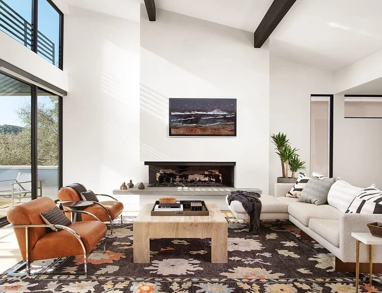 tendances tapis 2022 imprimé floral couleurs neutres salon moderne avec canapé gris clair et cheminée