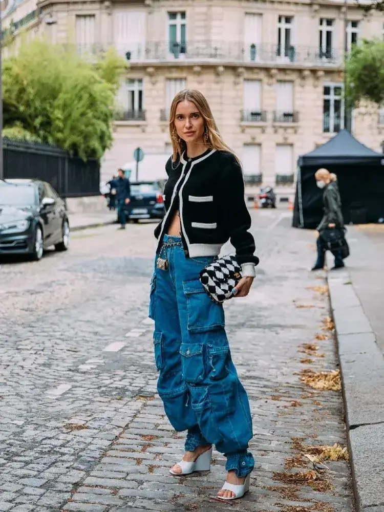 tenue femme style urbain blouson pantalons cargo en jean tendance hiver 2022
