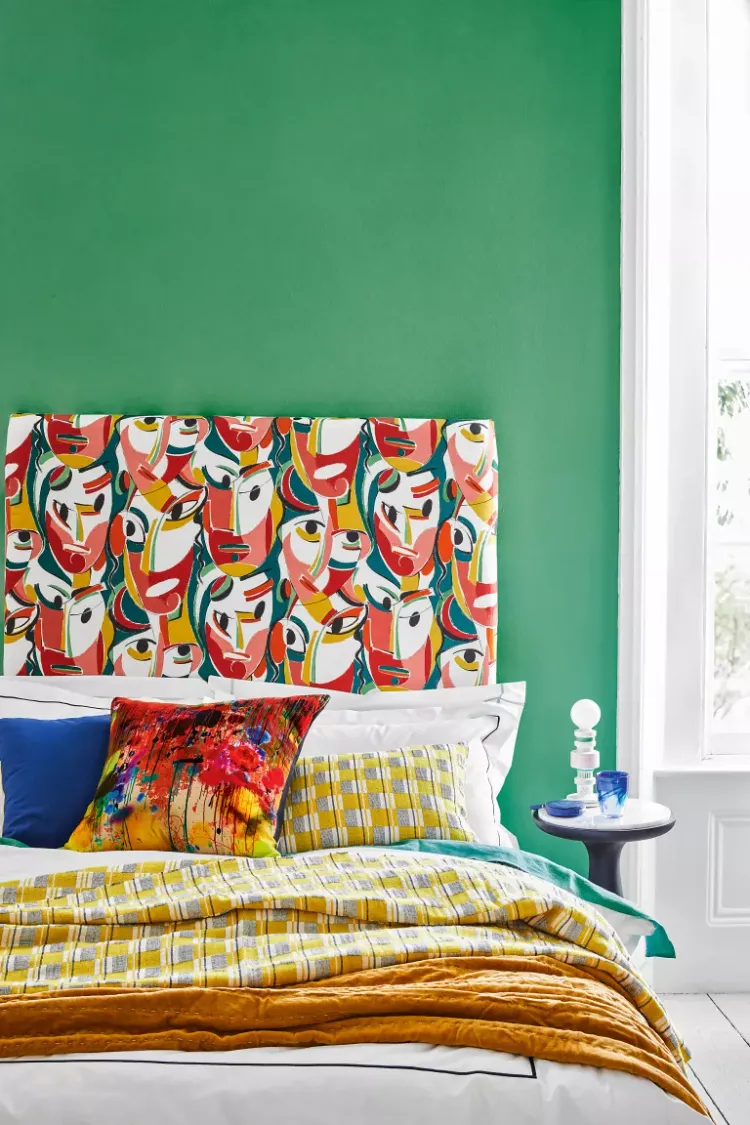 tete de lit artistique coussins multicolores accents tendance deco chambre
