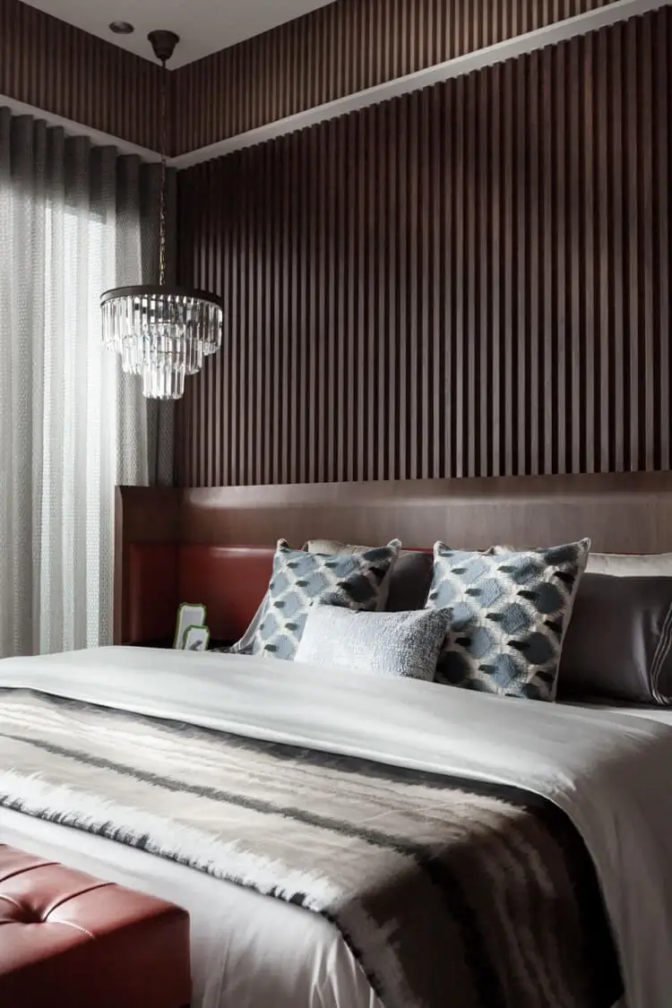 tete de lit moderne en bois foncé habillage mural claire voie chambre adulte contemporaine