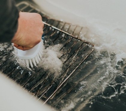 Comment nettoyer les grilles du four naturellement
