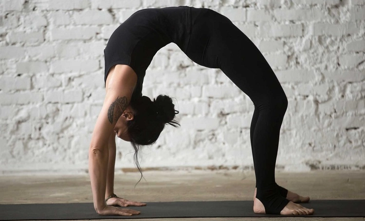 Posture de la roue le yoga peut il aider a maigrir
