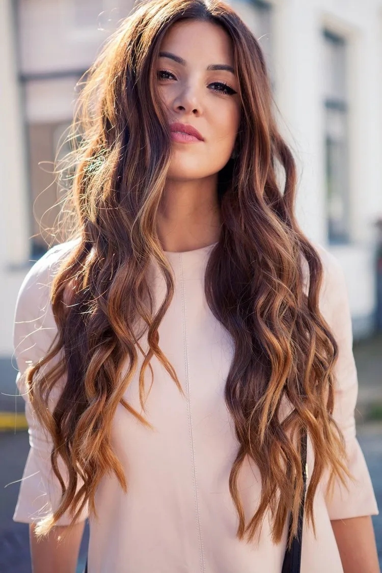 The long hair with the three rings technique highlights all face shapes