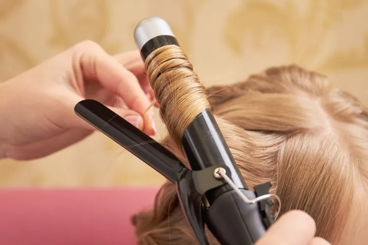 The tip of a medium length hairstyle with the three loops curling technique