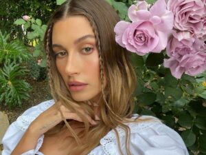 coiffure pour cheveux longs mini tresses rétro baby braids Hailey Bieber