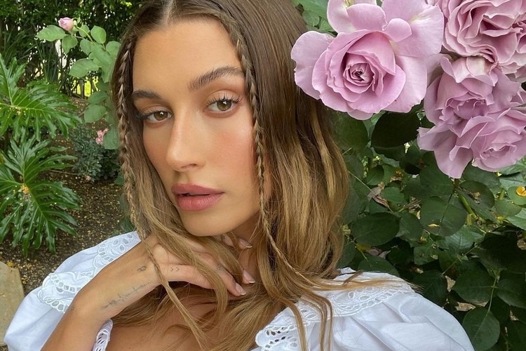 coiffure pour cheveux longs mini tresses rétro baby braids Hailey Bieber