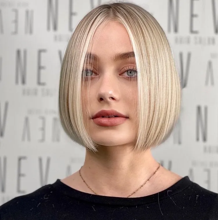 coiffures coupes courtes hiver 2022 femme cheveux fins colorés carré strict blunt bob lisse