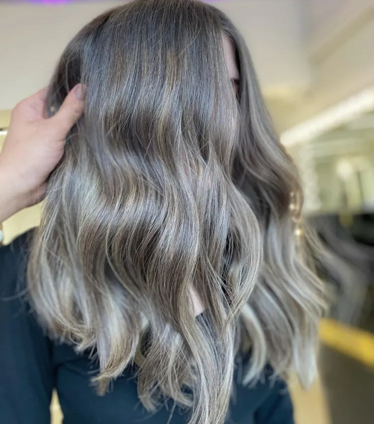 Hair coloring Steel Hair combines a soft make-up light ash blond
