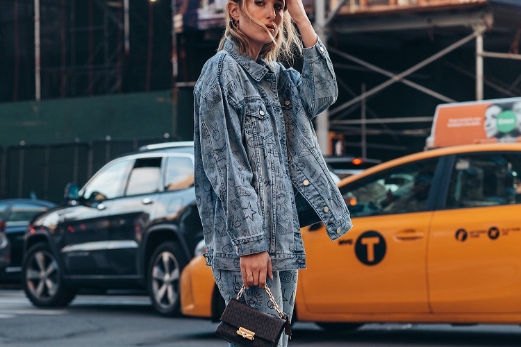 comment adopter la tendance mode double denim qui habillera toutes les silhouettes ce printemps 202