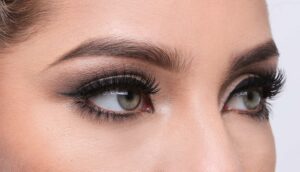 comment agrandir son regard atuces maquillage séparer eyeliner dessus eyeliner dessous