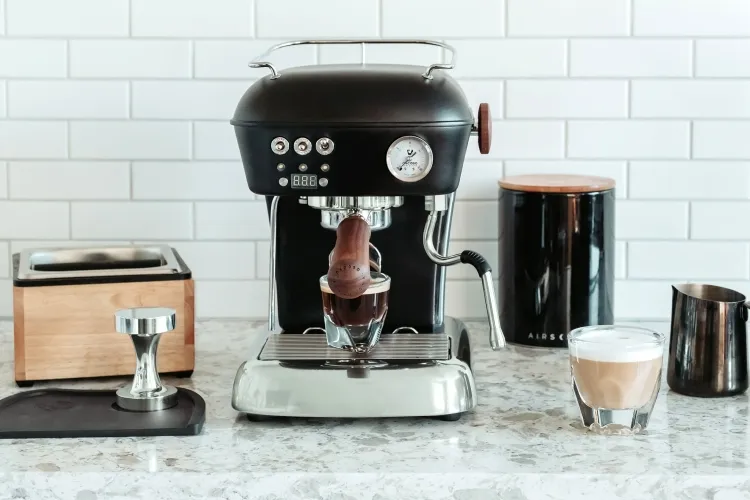 comment entretenir sa machine à café raisons nettoyer résidus éviter moisissure