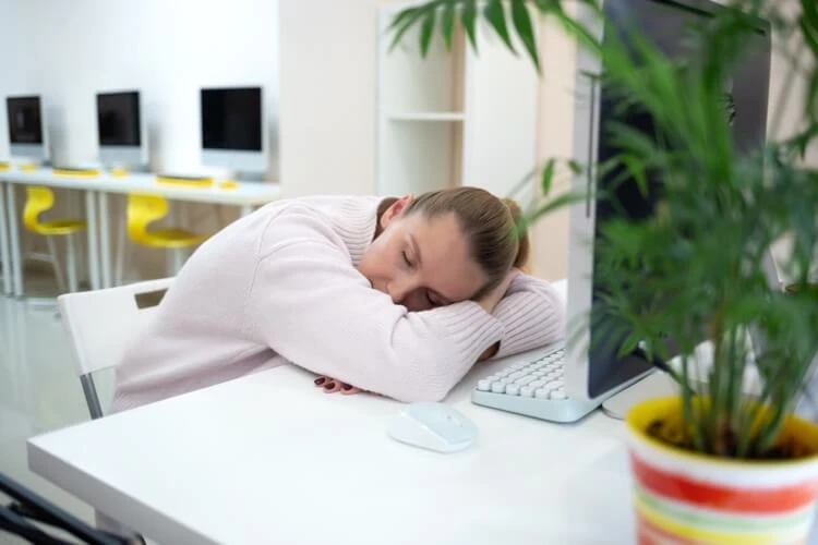 comment éviter la fatigue après midi au travail et retrouver son énergie conseils