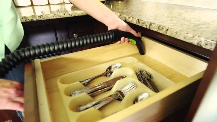 comment nettoyer la cuisine utiliser aspirateur pour épousseter les intérieurs des tiroirs