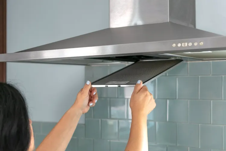 comment nettoyer la hotte de cuisine en inox préparer solution retirer filtre réutilisable