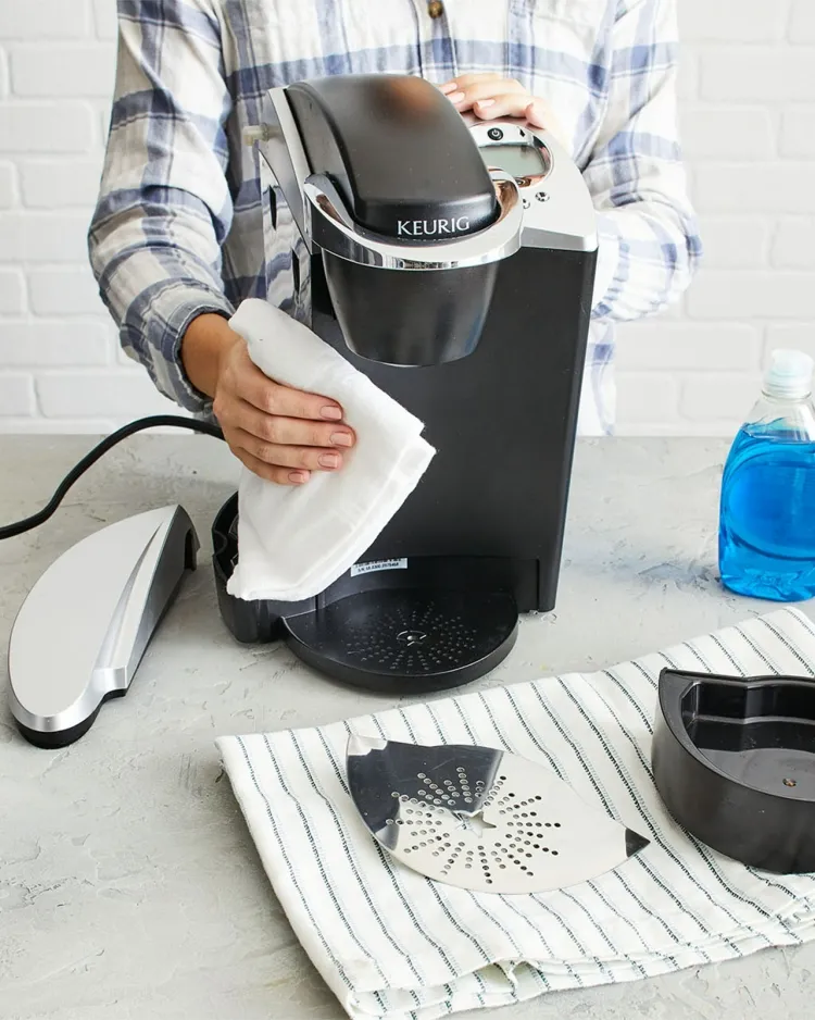 comment nettoyer la machine à café avec du vinaigre eau chaude savonneuse chiffon doux