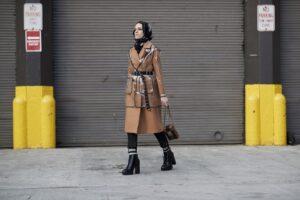comment porter le manteau camel femme avec style hiver 2022