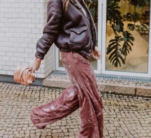 comment porter le pantalon en velours femme large effet usé blouson cuir idée Mango