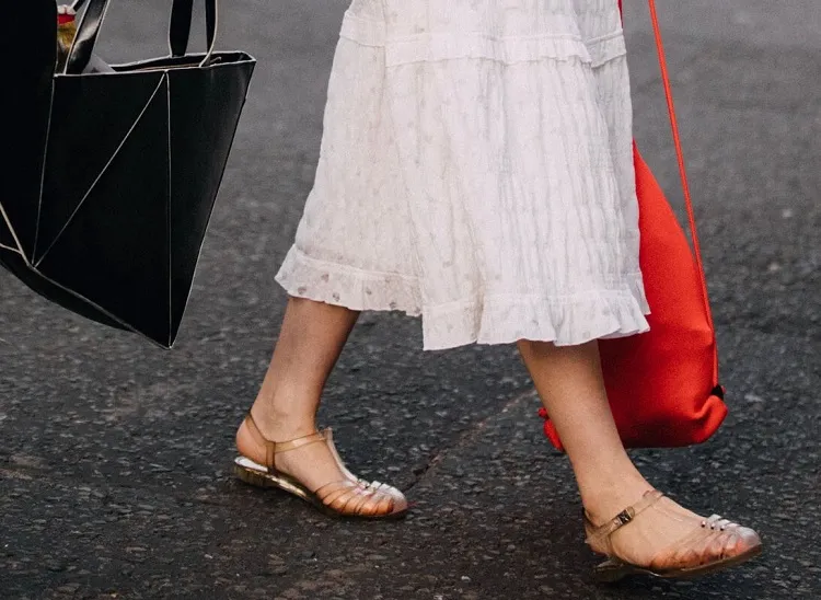comment porter les sandales méduses tendance chaussures été 2022 femme