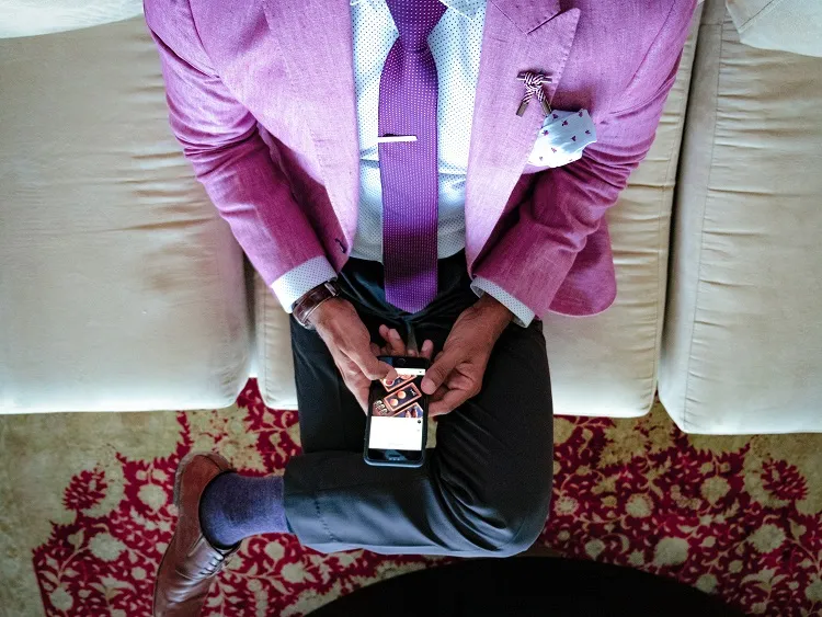 comment porter une cravate violette