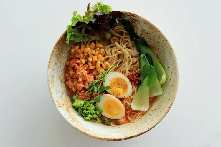 comment préparer garnir nouilles ramen soupe japonaise classique réconfortante idées
