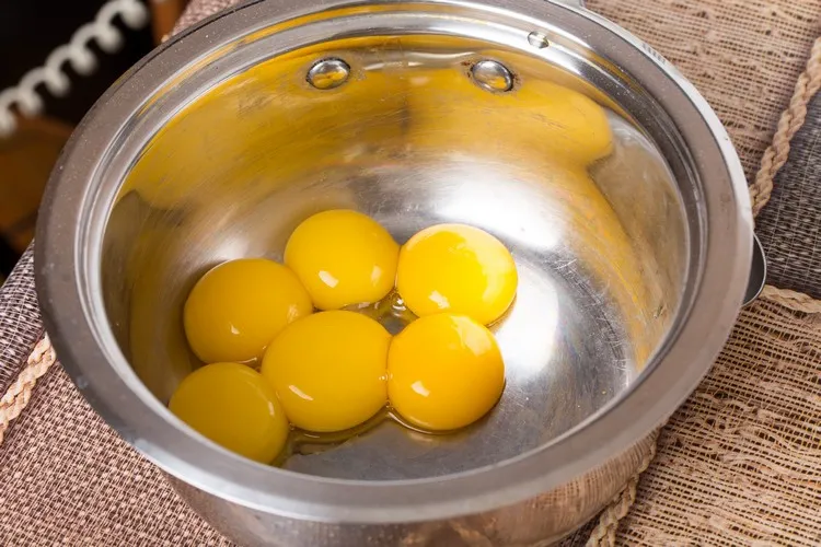 How to make pasta carborara recipe using egg yolks tips