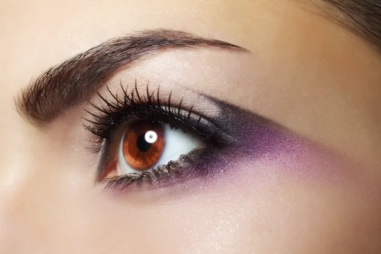 comment se maquiller yeux soir agrandir son regard fard artistique pourpre violet