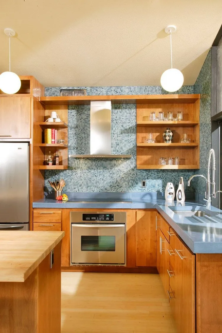 couleur qui se marie avec le bleu ciel plan de travail cuisine moderne tendance 2022 meubles en bois crédence mosaïque