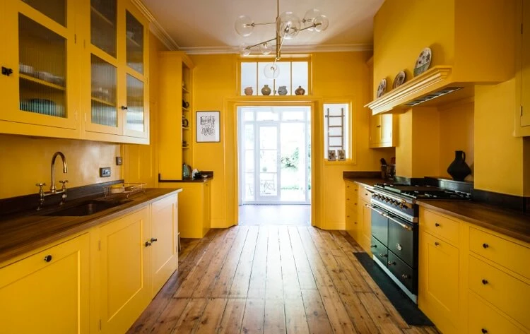 couleurs à éviter dans la cuisine jaune vif peinture murale et armoires