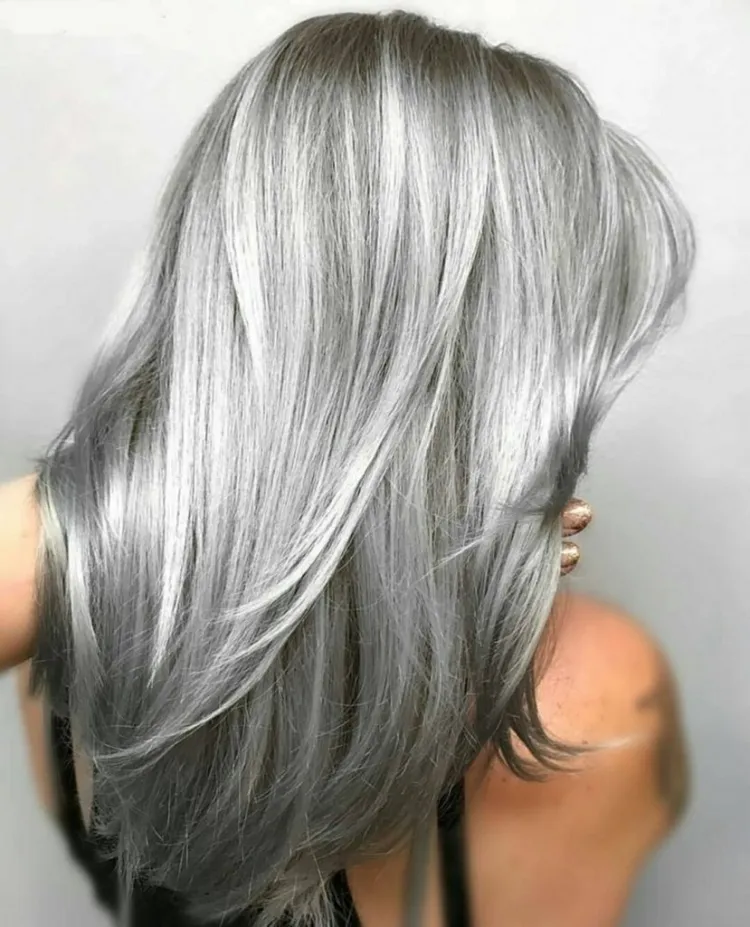 coupe de cheveux gris pour femme de 60 ans contour couches incroyable cheveux sel poivre