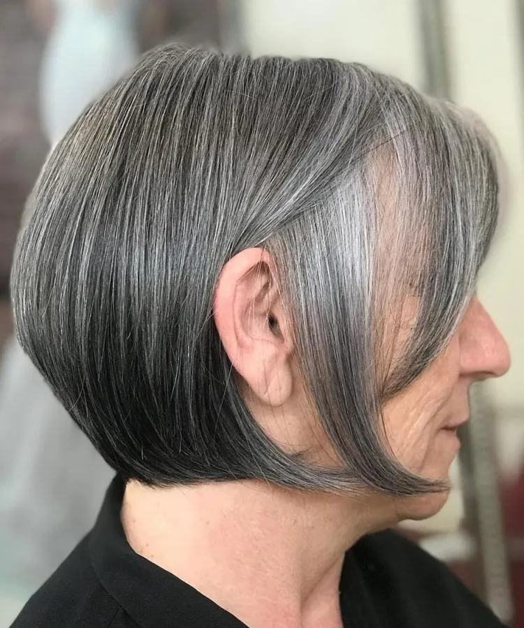 coupe de cheveux gris pour femme de 60 ans valeur beauté mèches manière flatteuse