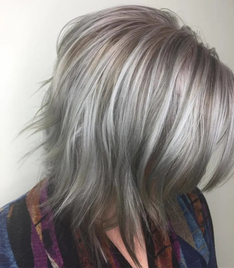 coupe de cheveux gris souligner beauté balayage argenté