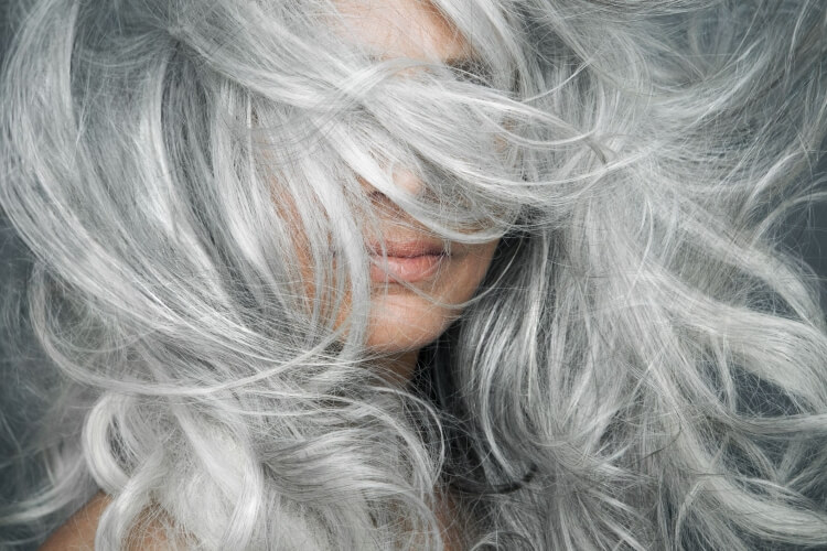 coupe de cheveux gris style coiffure harmoniser