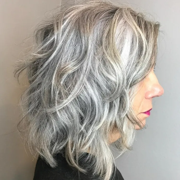 coupe de cheveux gris superposés incroyable éclat métallique