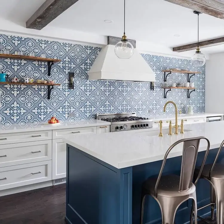 crédence cuisine carreaux de faience en bleu et blanc de style azulejos
