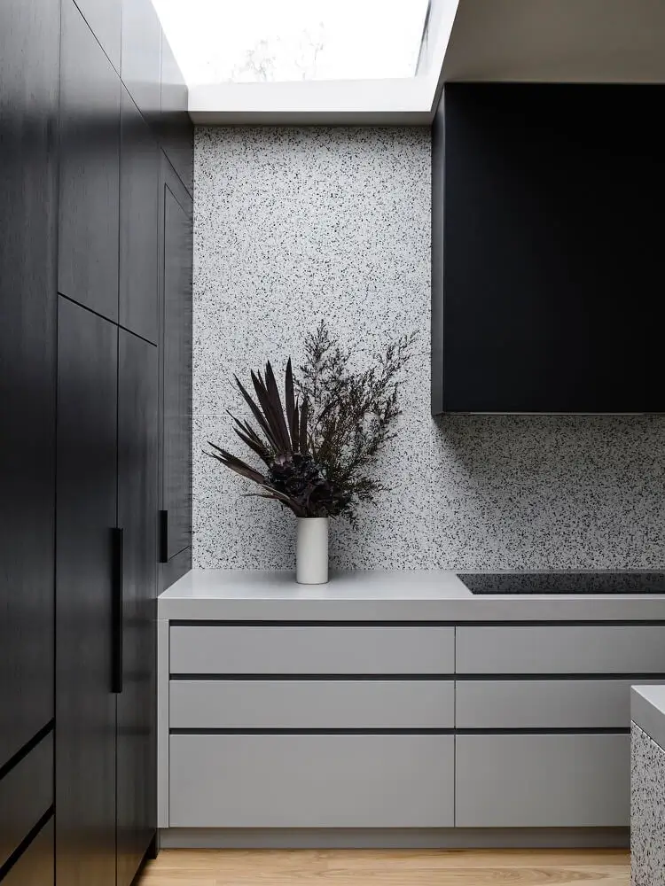crédence cuisine terrazzo granit concept moderne minimaliste cuisine noire et blanche
