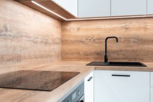 cuisine avec plan de travail en bois