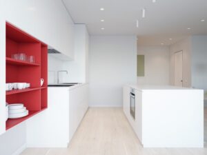 cuisine minimaliste blanche étagère rangement ouvertes rouges accent