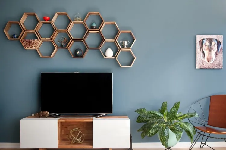 deco mur tv tendances design intérieur 2022 étagère murale façon nid d'abeille