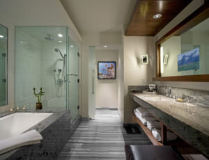 déco salle de bain en longueur avec baignoire
