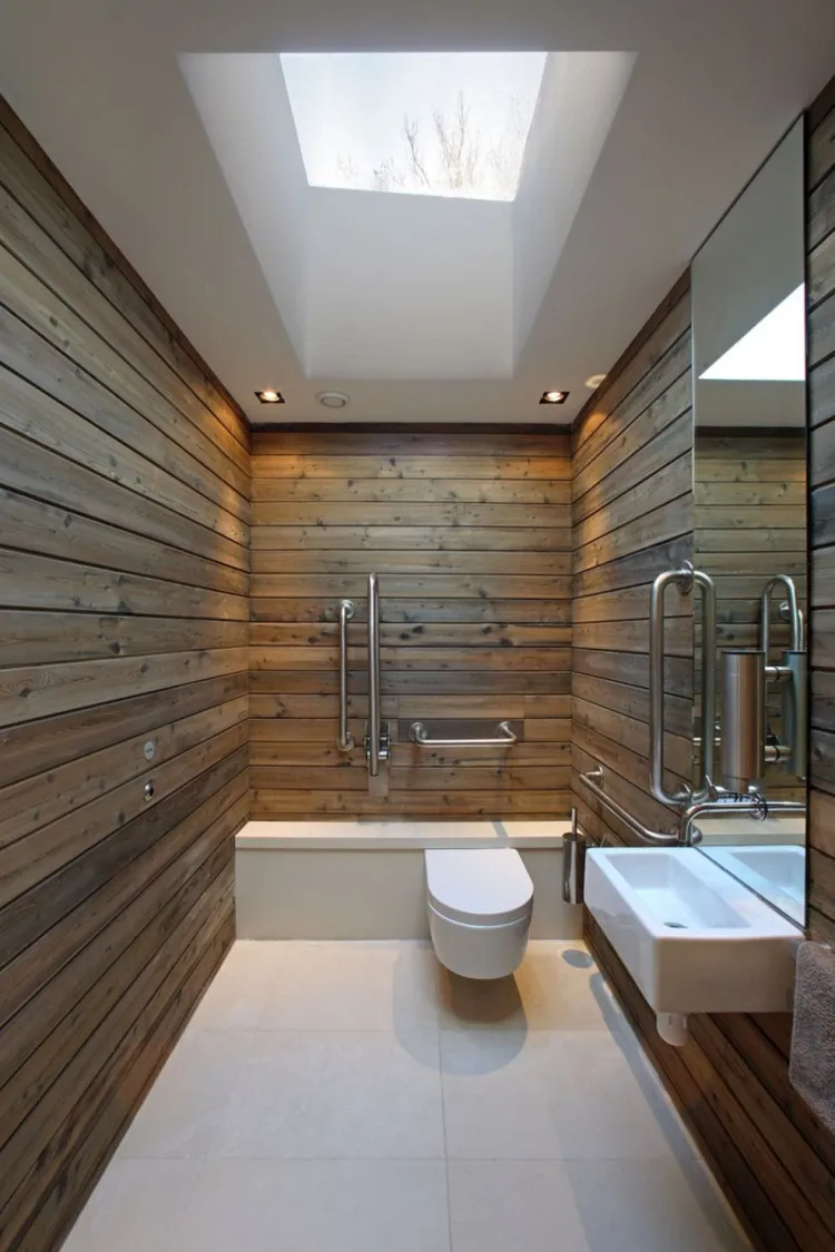 cuarto de baño decorativo de largo con inodoro