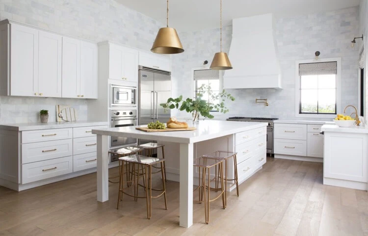 white marble backsplash and worktop white kitchen classic style copper decor