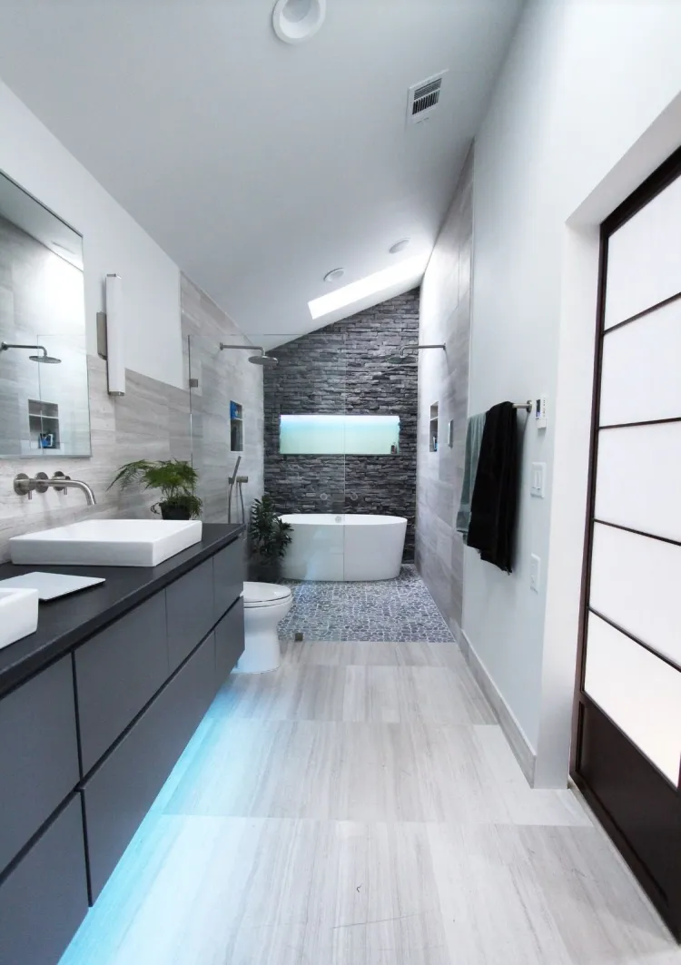 idea decorativa cuarto de baño de longitud con ducha y bañera