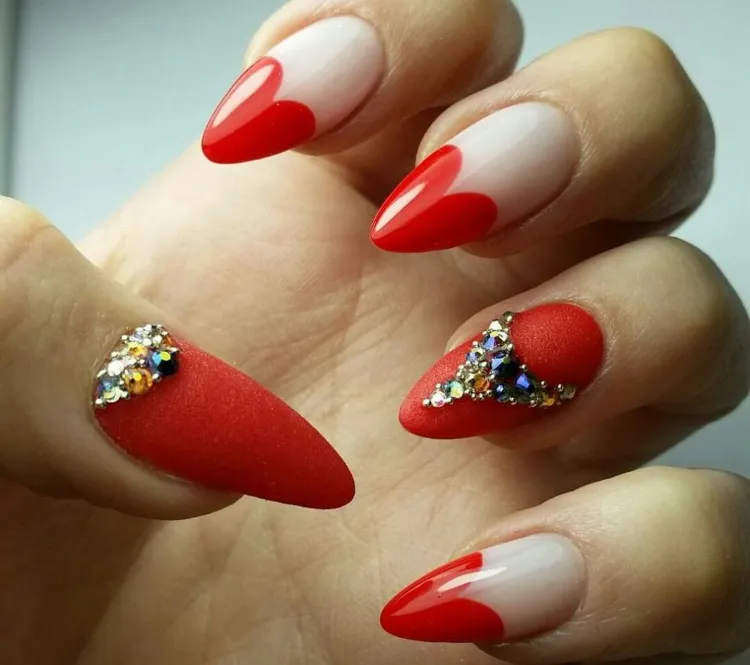 idées manucures spéciales Saint Valentin nail art coeurs rouges strass