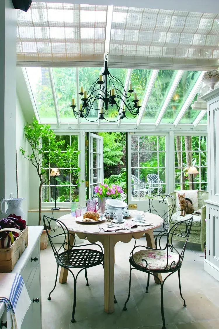jardin d’hiver véranda parois vitrées disposition meubles plantes