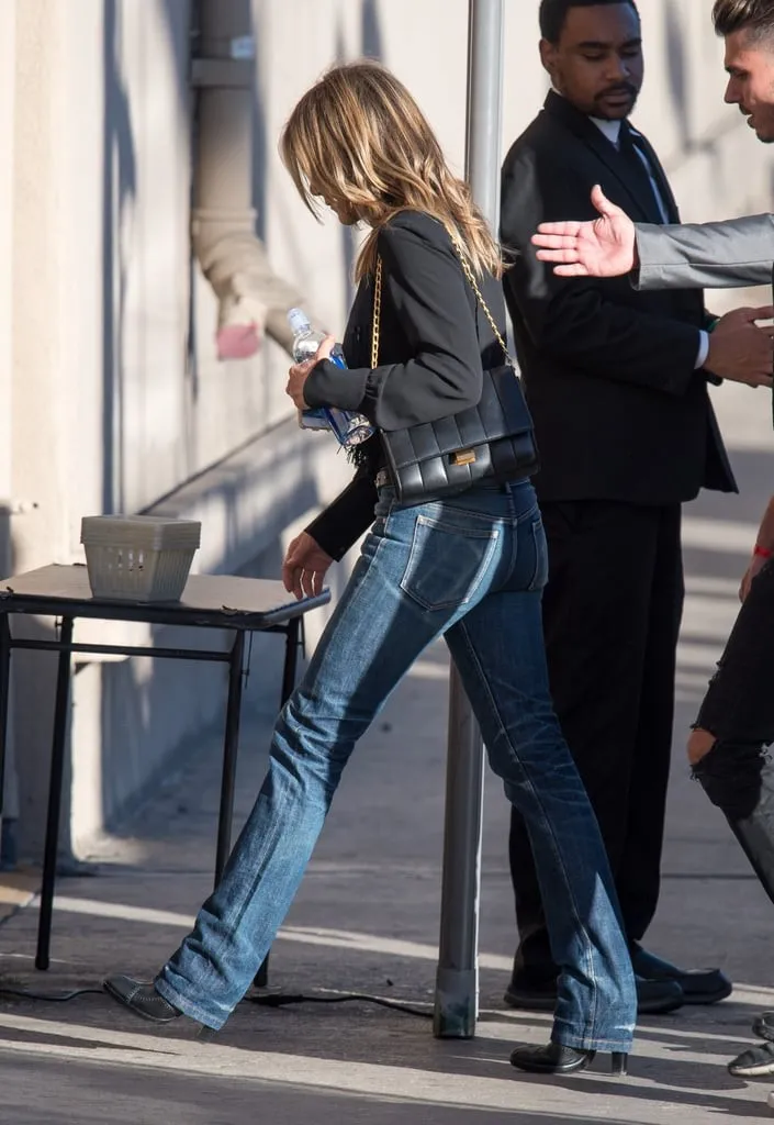 jean bootcut avec quelles chaussures à talon haut Jennifer Aniston mode printemps 2022