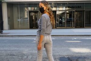 look jean femme 50 ans voici comment porter un pantalon en denim avec style passé la cinquantaine